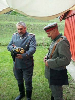 arrangørerne havde også lidt tysk udstyr og uniform i skikkelse af Leif, der selvfølgelig blev gransket kritisk af Rittmeister von Reipuur, men der var intet at sætte en finger på og så var han tilogmed sønderjyde