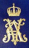 Regimentets logo, som også ses broderet på skuldermærkerne og er Kejser Wilhelms gemalinde, dronning Augusta Viktorias monogram.